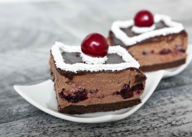 Lud Lab – Čokoladna torta sa višnjama