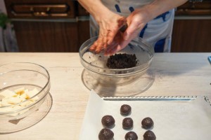 Čokoladne kuglice sa oreo keksom — korak 3