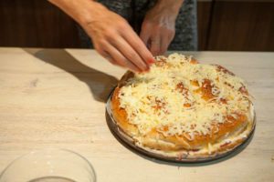 Topli sendvič sa kifla hlebom — korak 4
