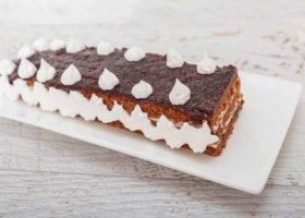 Kolač sa marmeladom i pavlakom