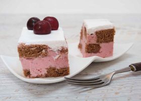 Voćna torta sa višnjama i jogurtom