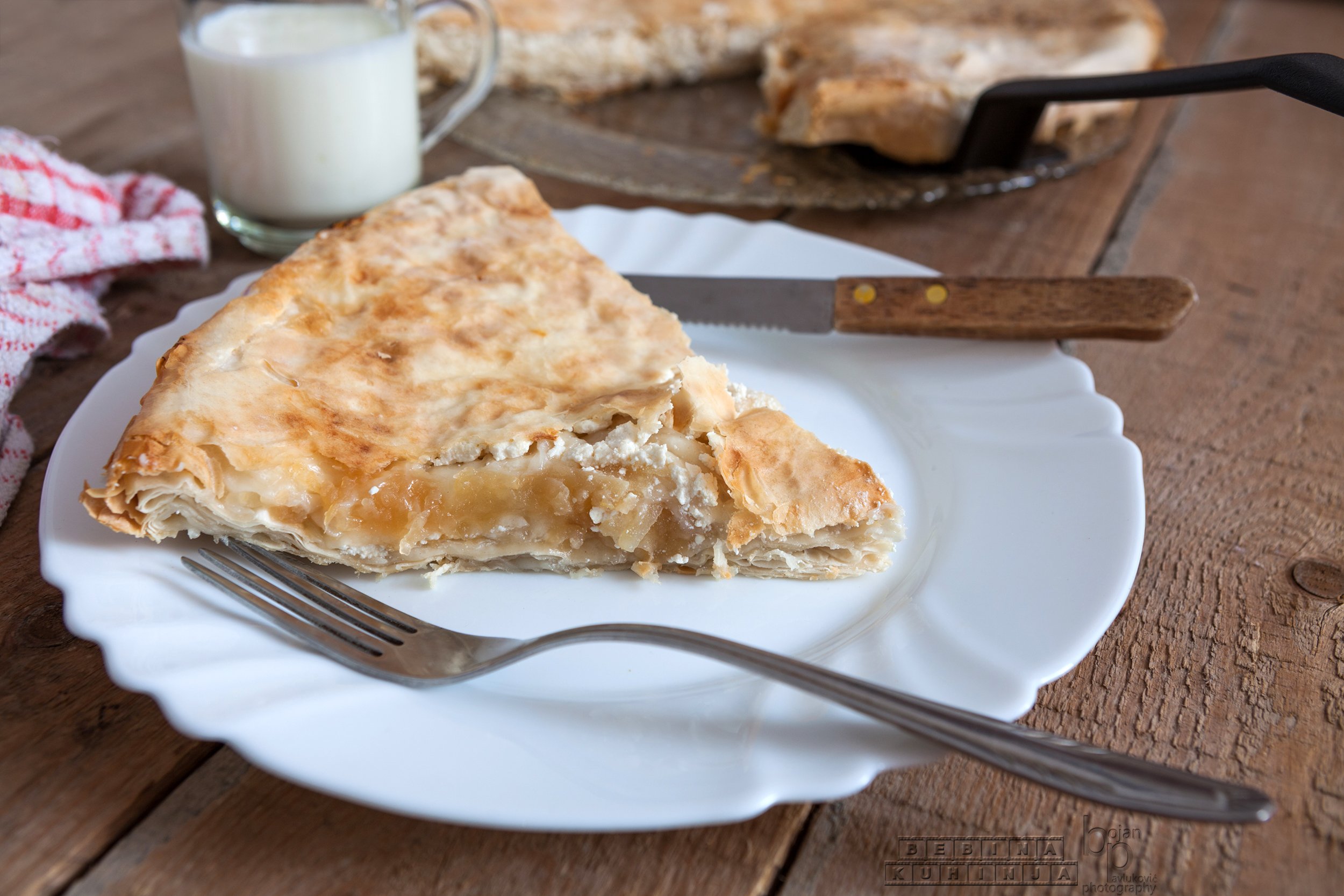 Burek sa sirom (i jabukama)