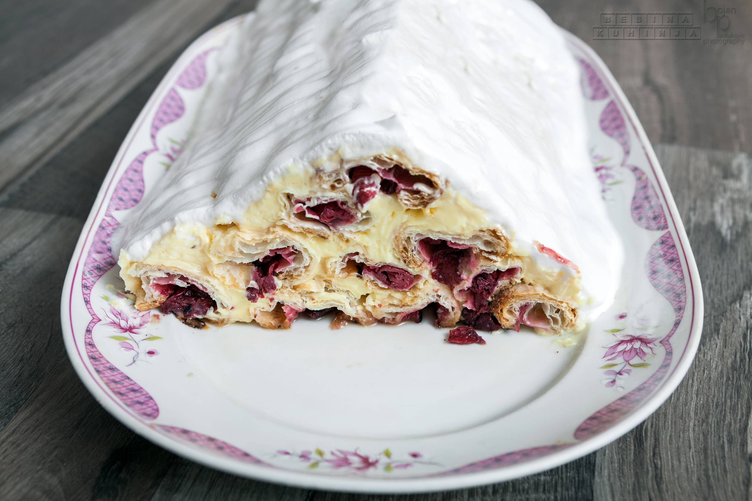 Piramida torta od višanja