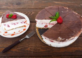 Kolač sa svežim jagodama