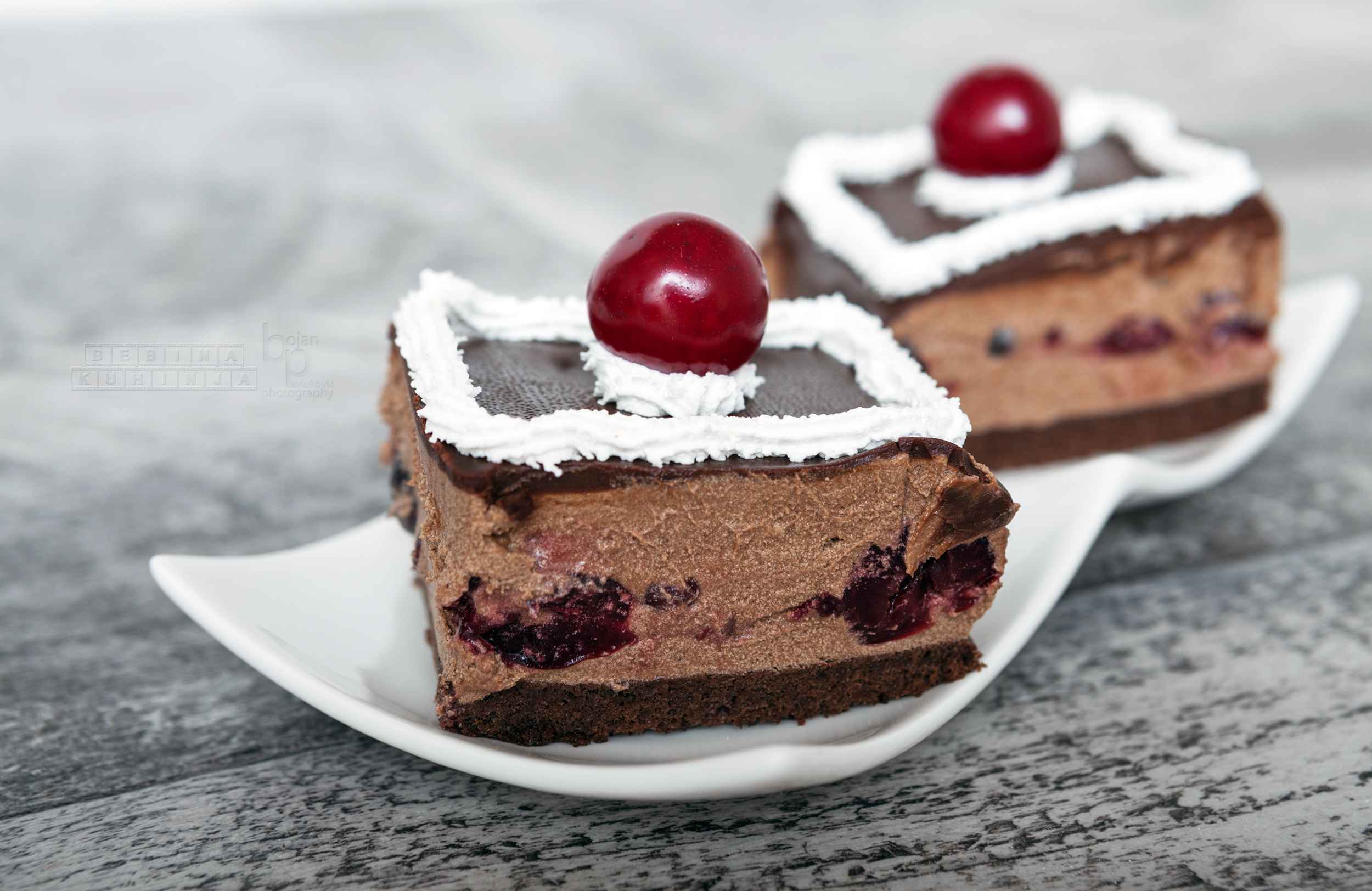 Lud Lab – Čokoladna torta sa višnjama