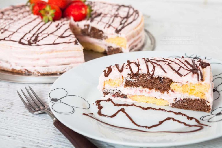 Šarena torta sa kremom od jagoda