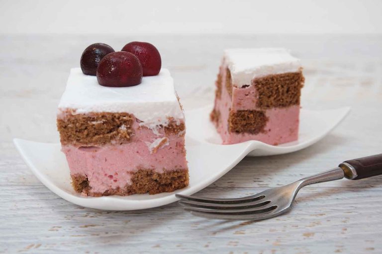 Voćna torta sa višnjama i jogurtom
