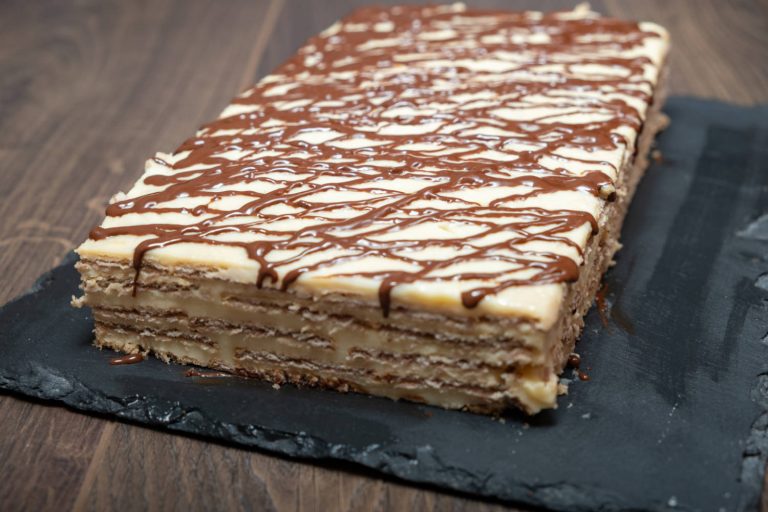 Kremasti kolač sa turskim keksom