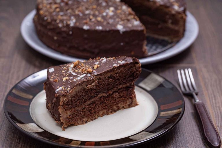 Prelivena čokoladna torta