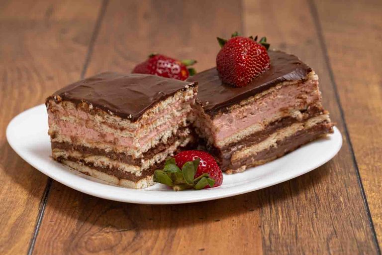 Keks torta sa dva fila, čokolada i jagoda